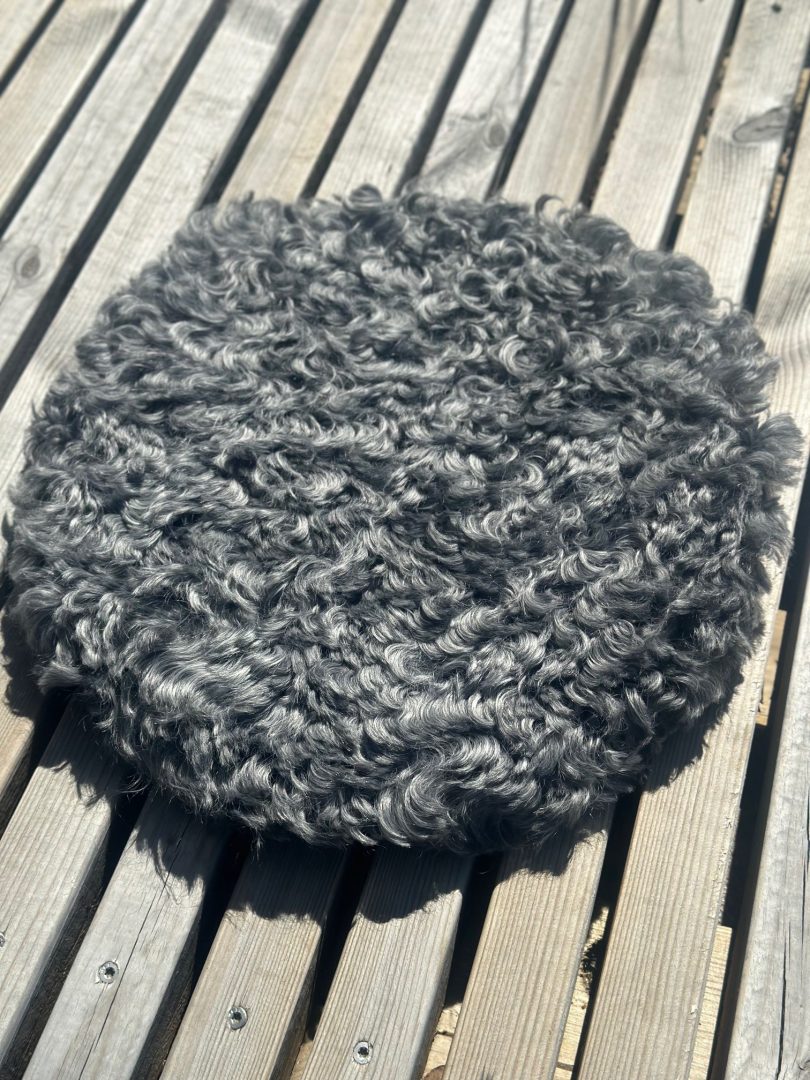 Shepherd Fia Sittepute med pute saueskinn 38cm